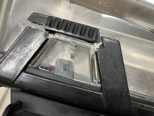 ライトユニットの爪の部分を破損