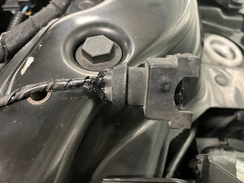 液体ガスケットで修復したクーラント温度センサーハーネス