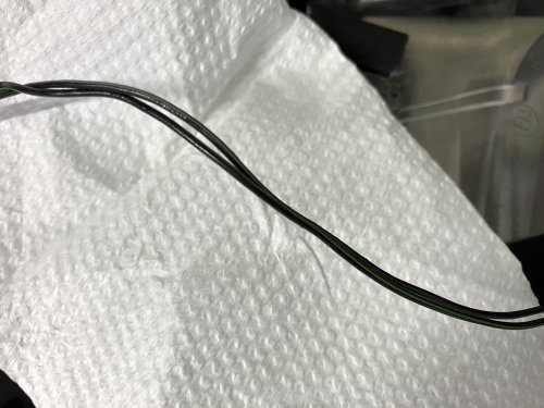 ベタつく配線被覆をパーツクリーナーで洗浄