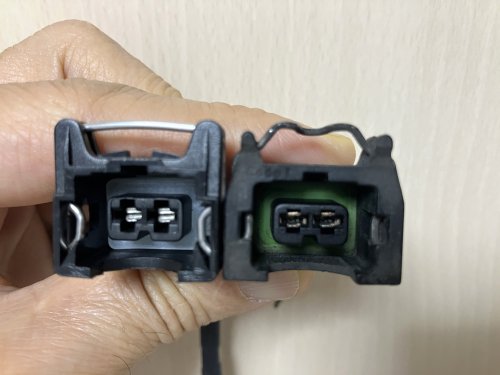 TE Connectivity製の新品ハーネス、右が25年使用したBMW純正ハーネスの比較