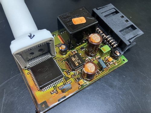 AK90+のプローブを取り付ける様子