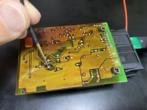 基板裏面にプローブを当てたところ