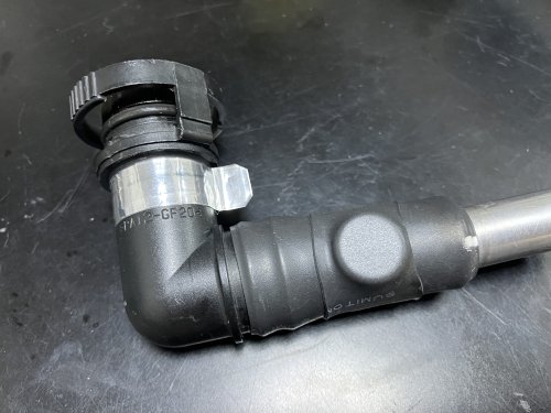 ネオジム磁石でブローバイホースを挟んだ