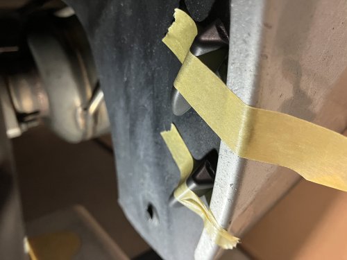 左リアホイールハウス内部にボルテックスジェネレーターを貼り付けた