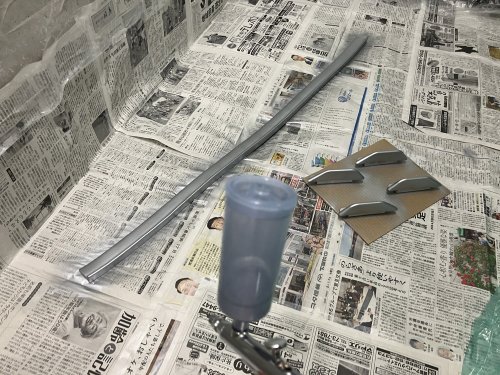 エアブラシで塗装中