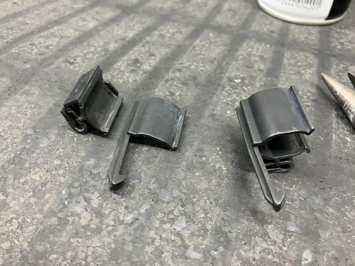 破損したハーネスクリップ