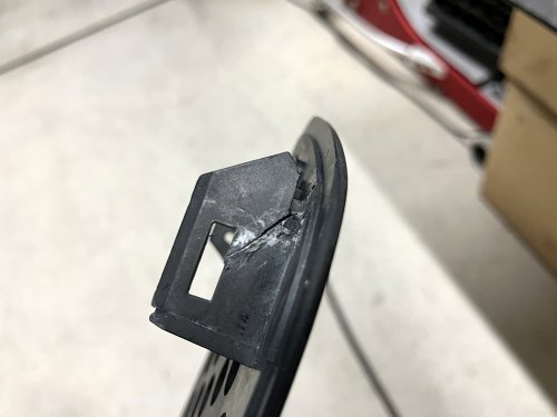 パテ盛りした部分をカッターで削ぎ落とした状態