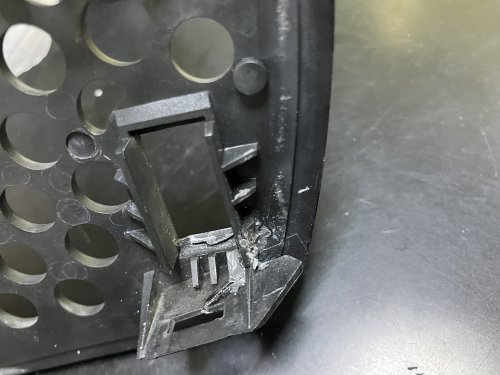 破損部分の亀裂が見える状態にして、ワイヤーブラシで足付け