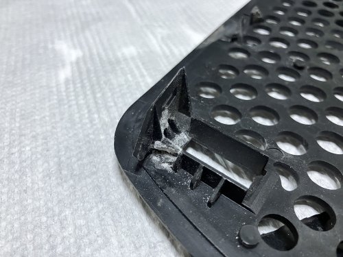 瞬間接着剤を流して、すぐに重曹をふりかける