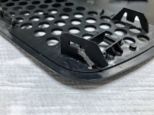 瞬間接着剤に重曹をかけて硬化した状態