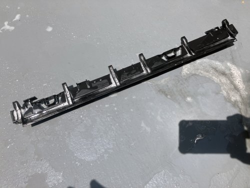 ラジエターマウントシールを洗浄