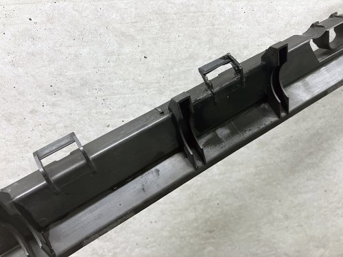 バリを強度が落ちない程度にカッターで削ぎ落とし
