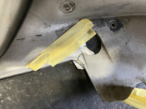 バンパー裏側にはアルミテープを貼り、裏面には上記のようにマスキングテープを貼る