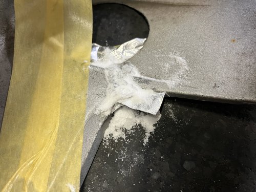 瞬間接着剤を塗った後に重曹をかけた