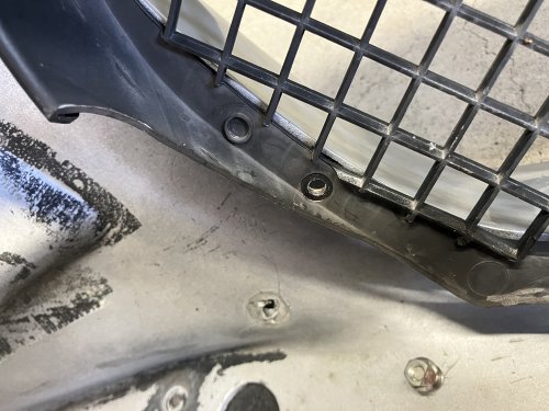 インタークーラースペース確保のため純正パーツが加工されている