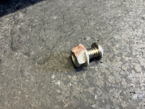 加工されたフランジ付きナット