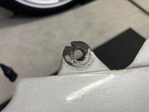 裂けてしまったバンパー左下ネジ穴部分