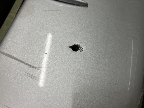 加工されて開けたネジ穴