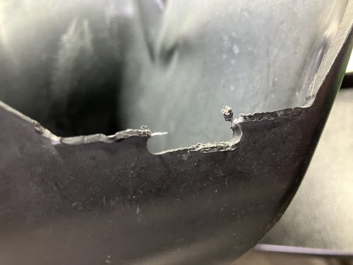 左エアダクトネジ受け耳部分が完全に裂けてしまっている