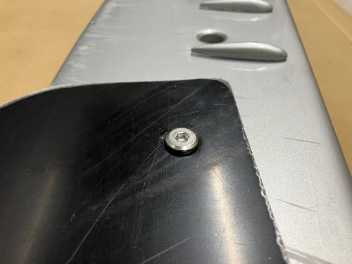 裏面を可能な限り平らするためこのネジで固定