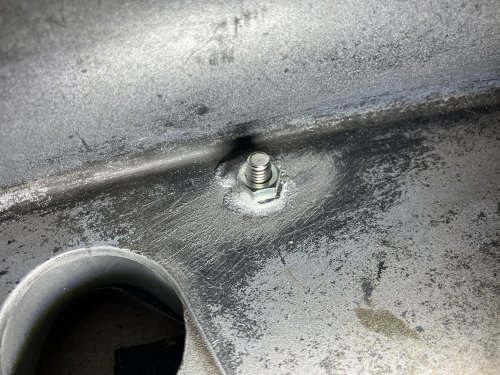 フランジ付きナットを瞬間接着剤＋重曹で固定