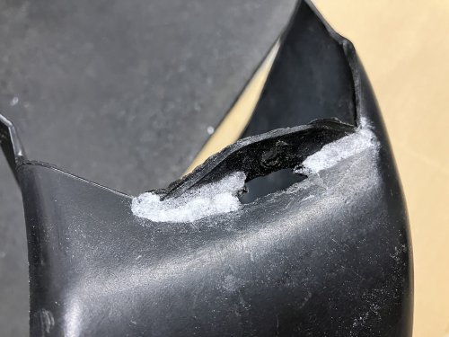 プラリペアで再生した耳部分の根本を瞬間接着剤＋重曹
