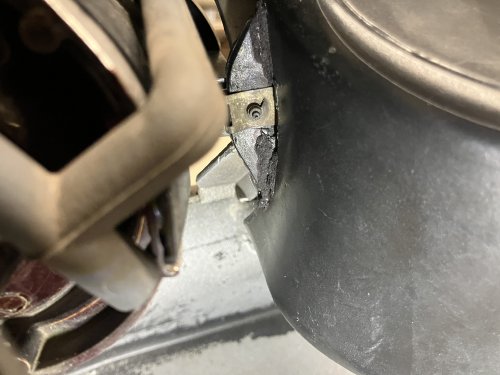再製した耳部分にネジ受けクランプ部分
