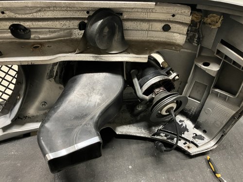 エアダクト部分の車両側に通電性アルミテープを貼る