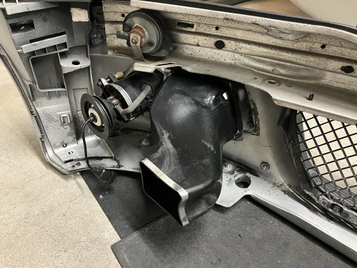エアダクト部分の車両側に通電性アルミテープを貼る