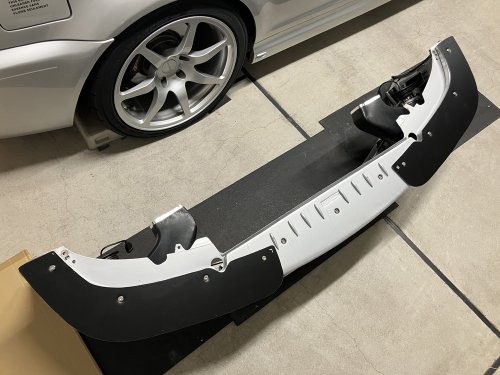 バンパーにシュニッザーのフロントスポイラーを取り付け