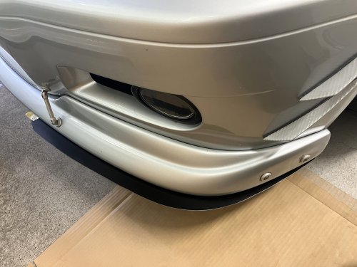 アルミ複合板のアルミが見えている