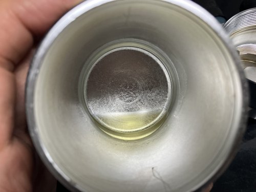 パーツクリーナーでオイルキャッチタンク内部を洗浄