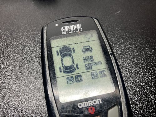 カーモニ本体側のバッテリーが減っているステータスが点灯