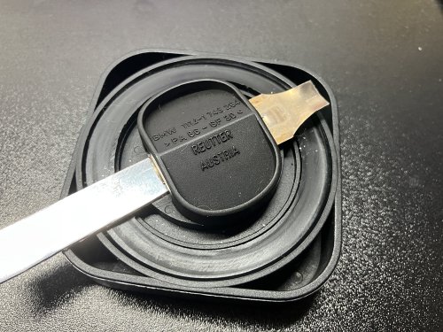 IMG_4334.jpg 治具を使用してオイルフィラーキャップの金属製の爪を取り外す