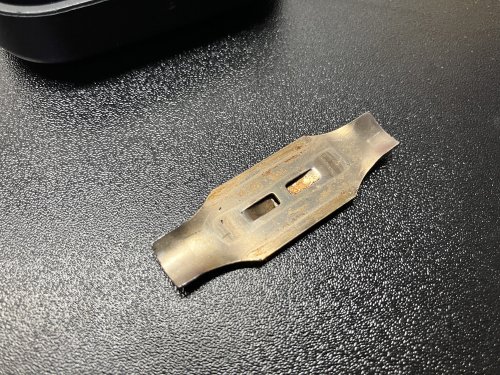 IMG_4335.jpg 取り外したオイルフィラーキャップの爪