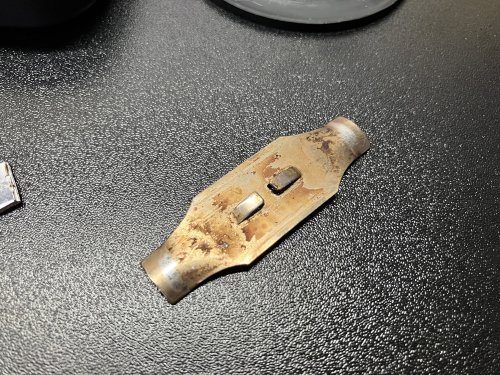 IMG_4337.jpg 取り外したオイルフィラーキャップの爪