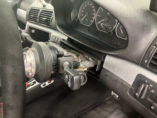 ステアリングコラム蓋の取り外し