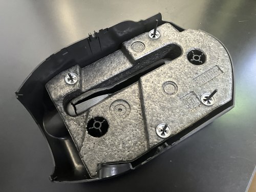 ステアリングコラムの下側の内側