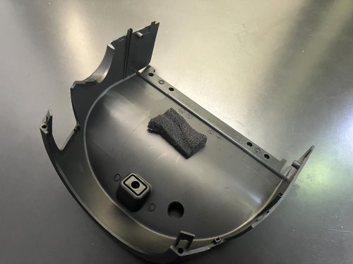 ステアリングコラムの上側の裏側