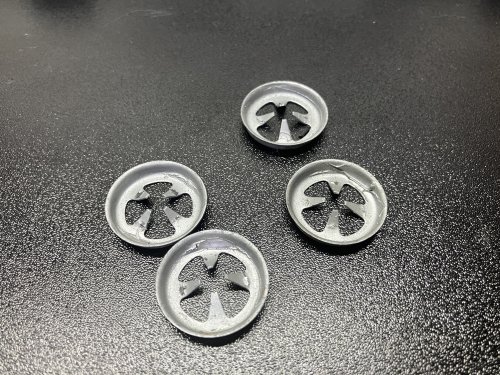 取り外したクリップ