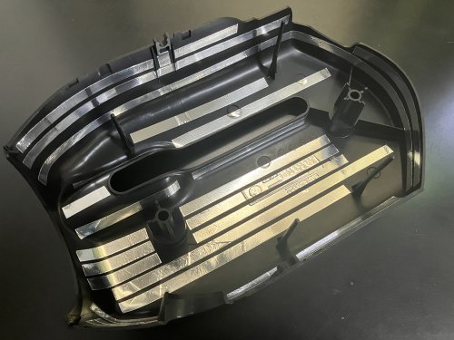 ステアリングコラム下側裏へアルミテープを貼った