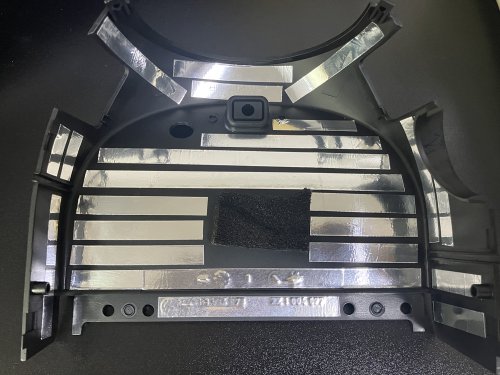 ステアリングコラム上側裏へアルミテープを貼った