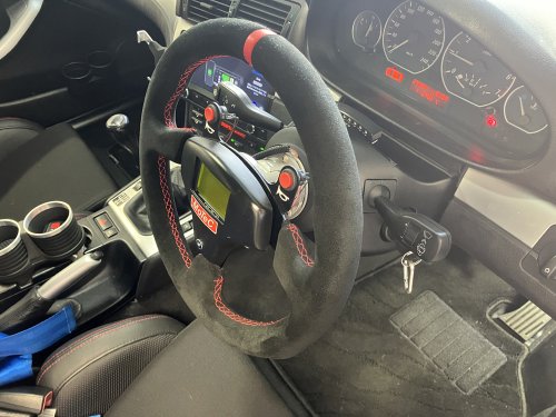 アルミテープを貼った後のステアリング周辺