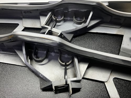 左右両方のアイリッドの蓋を重曹＋瞬間接着剤で固定