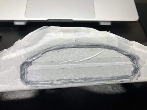 アイリッドと蓋の隙間をバスコークで埋めた