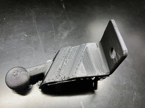 スマフォスタンドの表面はかなり粗く作られている