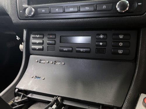 エアコンパネルが左側に寄っている