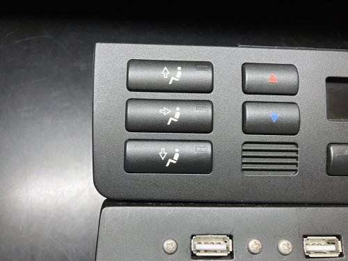 エアコンパネルが左側に飛び出ている