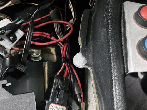 瞬間接着剤の重曹で破損部分を造形