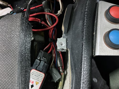 重曹と瞬間接着剤で造形してネジ受けを取り付けられるように修復